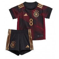 Tyskland Leon Goretzka #8 Udebanesæt Børn VM 2022 Kortærmet (+ Korte bukser)